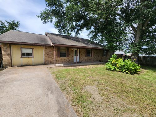 921 E 3rd St, Bellville, TX, 77418-2952 | Card Image