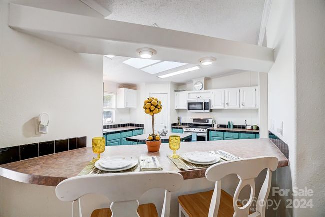 An eat-at breakfast bar for casual dining. | Image 17
