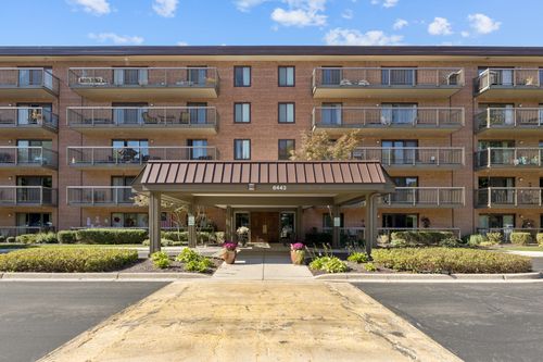 apt-206-6443 Clarendon Hills Rd, Willowbrook, IL, 60527-2177 | Card Image