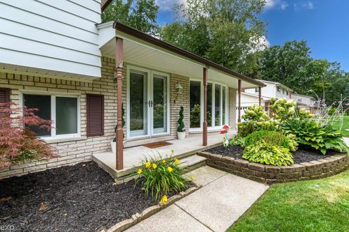 7112 Chatsworth Dr, Shelby Township, MI, 48316-4432 | Card Image