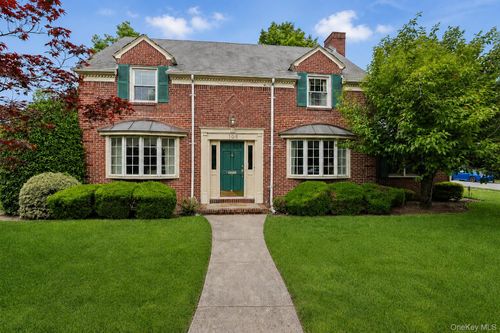 105 Stewart Ave, Hempstead, NY, 11550-1840 | Card Image