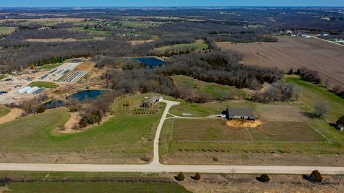 19075 Jewell Dr, Earlham, IA, 50072-5527 | Card Image