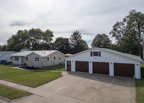 1309 Hiawatha Ln, Camanche, IA, 52730-1219 | Card Image