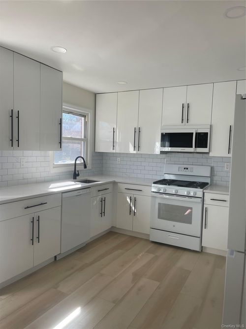 7107-9 Milford Ln, Suffern, NY, 10901-7921 | Card Image