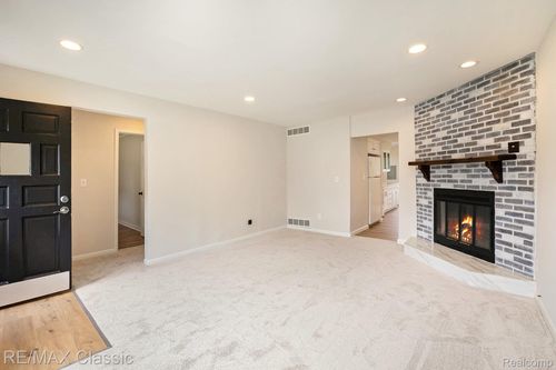 30941 7 Mile Rd, Livonia, MI, 48152-3366 | Card Image