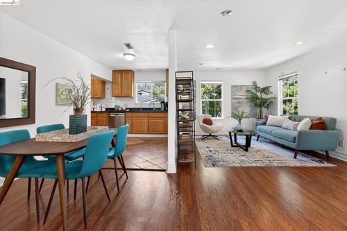 7925 Greenly Dr, Oakland, CA, 94605-3601 | Card Image