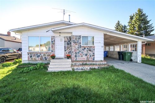 32 Clarke Avenue, House with 5 bedrooms, 2 bathrooms and 3 parking in Yorkton SK | Card Image