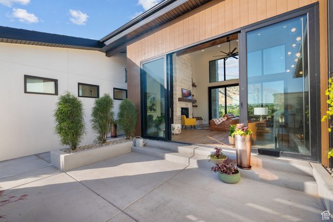 Property entrance featuring a patio area | Image 18
