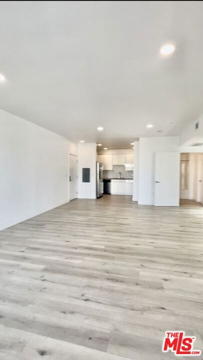 APT-201 - 14612 Calvert St, Condo with 2 bedrooms, 2 bathrooms and 2 parking in Van Nuys CA | Image 7
