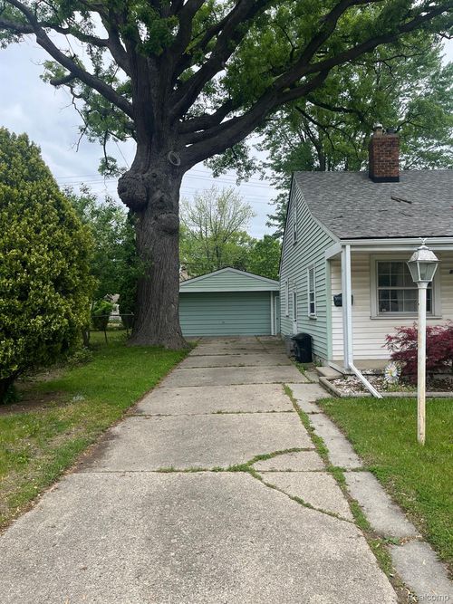 20711 Gaukler St, Saint Clair Shores, MI, 48080-3777 | Card Image