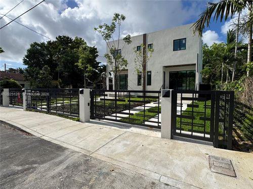 1924 Nw 27th St, Miami, FL, 33142-8470 | Card Image