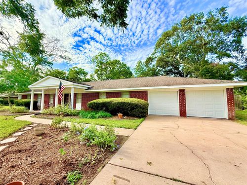 204 Hillcrest Dr, Alvin, TX, 77511-5210 | Card Image