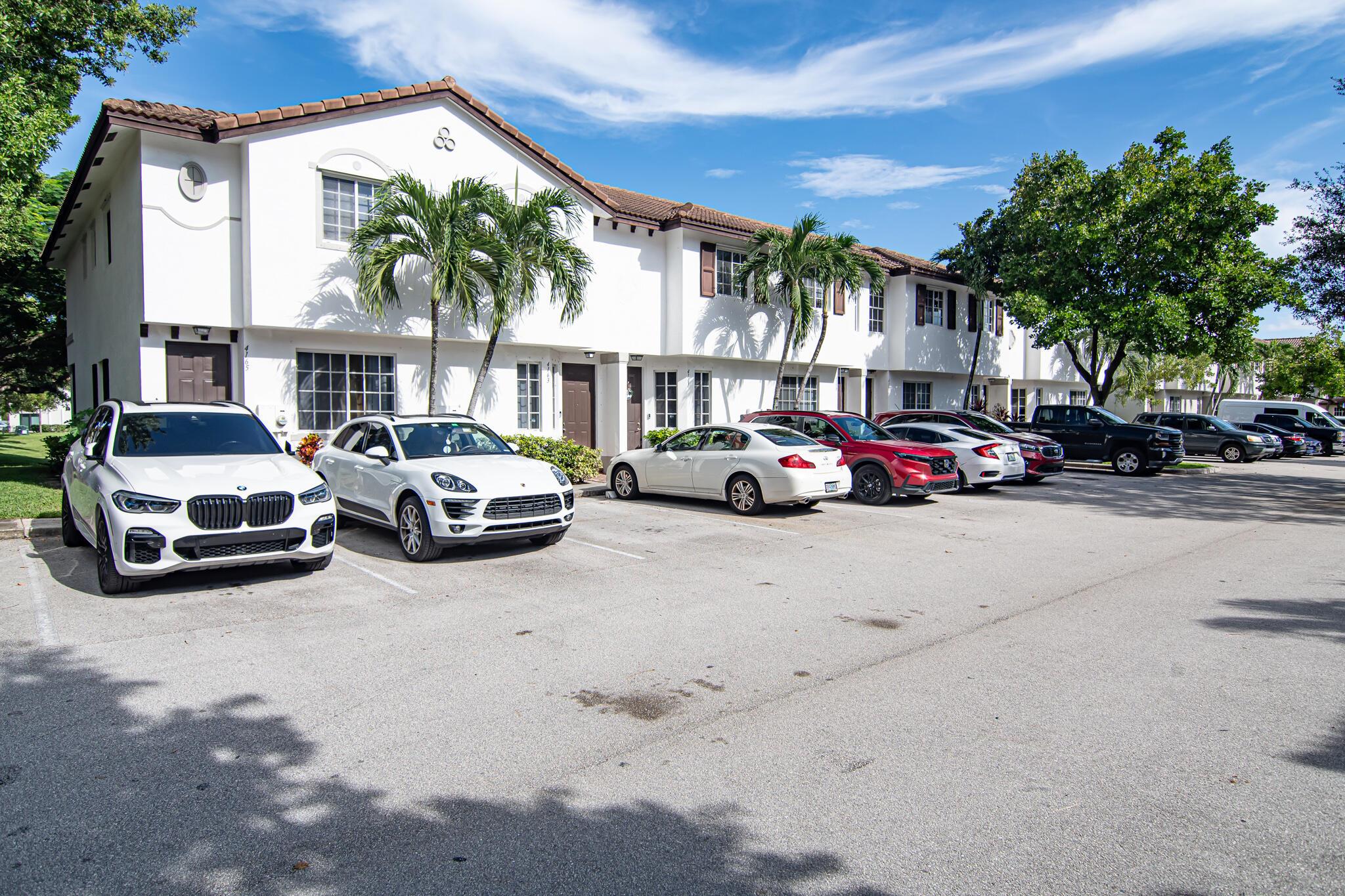 Napoli Lake Dr, Riviera Beach, FL 33410