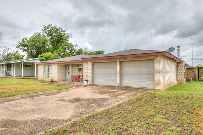 104 Largent Ave, House other with 4 bedrooms, 2 bathrooms and 2 parking in Ballinger TX | Image 4
