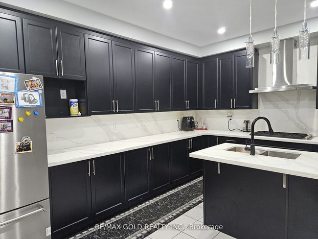 9 Goderich Dr, House other with 5 bedrooms, 4 bathrooms and 3 parking in Brampton ON | Image 6