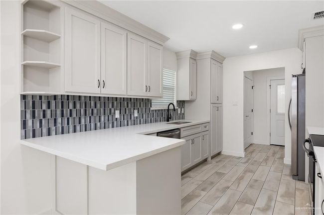 321 E Stubbs St, House other with 3 bedrooms, 2 bathrooms and 2 parking in Edinburg TX | Image 6