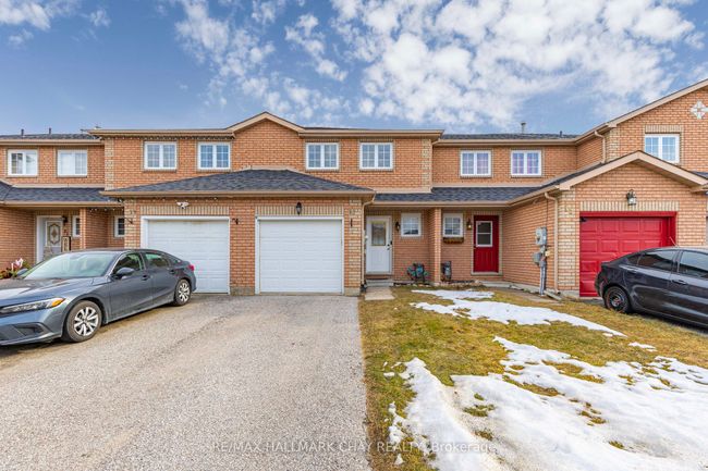 17 Michael Cres, House attached with 3 bedrooms, 2 bathrooms and 2 parking in Barrie ON | Image 4