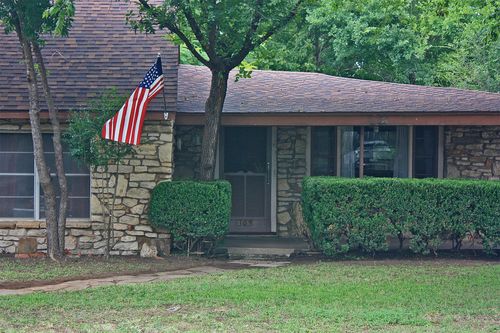 305 Bryan St, Glen Rose, TX, 76043-5119 | Card Image