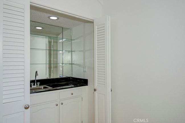 Wet bar. | Image 8