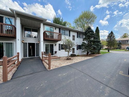 unit-4-682 W Middle Street, Chelsea, MI, 48118 | Card Image