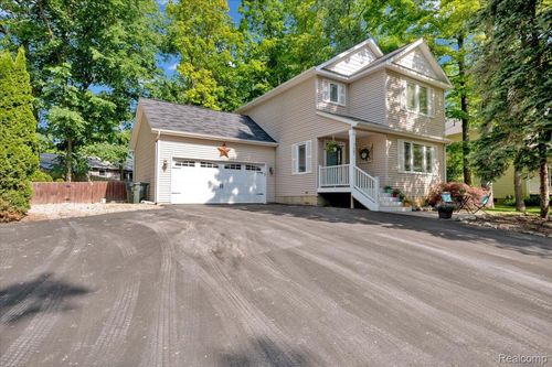 737 Camilla Blvd, Lake Orion, MI, 48362-1705 | Card Image