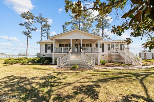 1112 Neuse Dr, Oriental, NC, 28571-9633 | Card Image