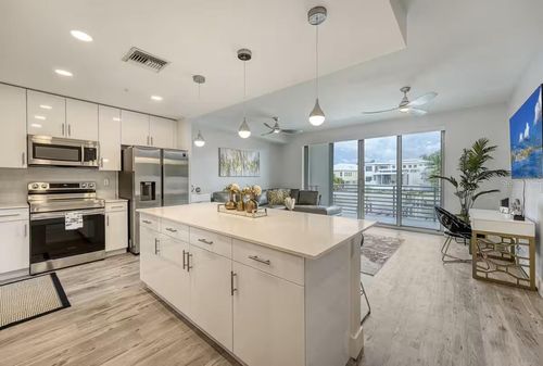 220-1709 N Tamiami Trl, SARASOTA, FL, 34234-8340 | Card Image