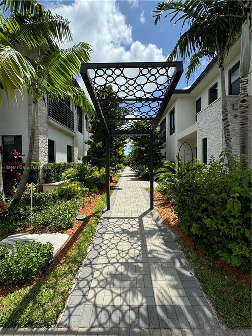 8283 Nw 47th Ln, Doral, FL, 33166-5682 | Card Image