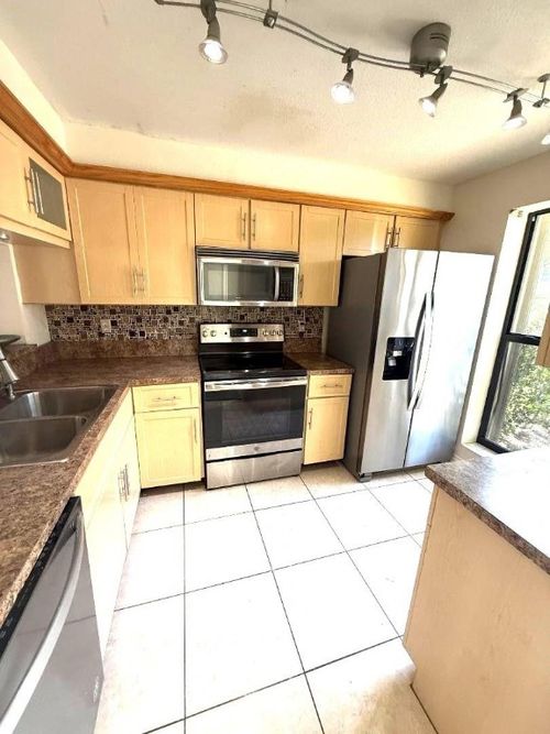 306-3070 S Oakland Forest Drive, Oakland Park, FL, 33309 | Card Image