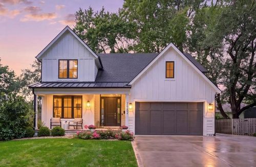 7942 Reinhardt Ln, Prairie Village, KS, 66208-4046 | Card Image