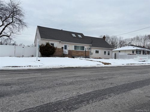 702 6th St, West Babylon, NY, 11704-4512 | Card Image