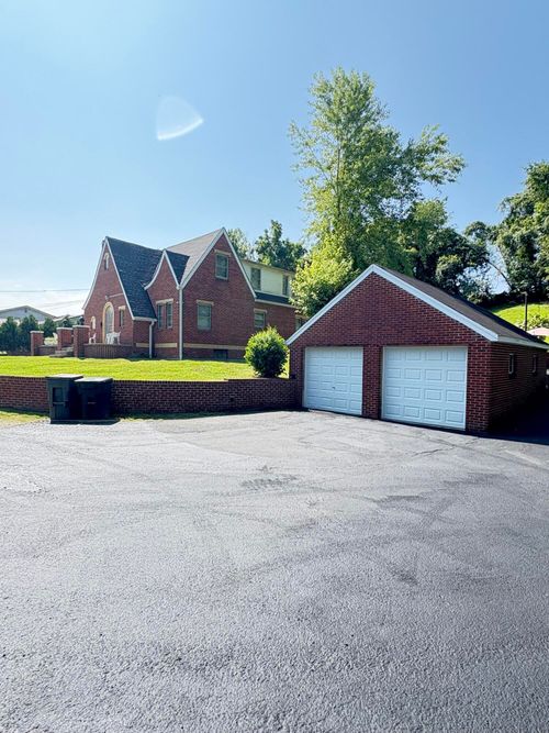 111 House Ave, Manchester, KY, 40962-1311 | Card Image