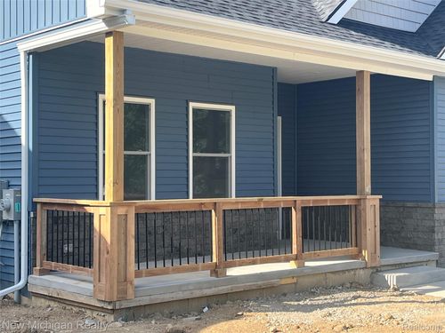 7453 Village Ct, Springfld Twp, MI, 48350-2555 | Card Image