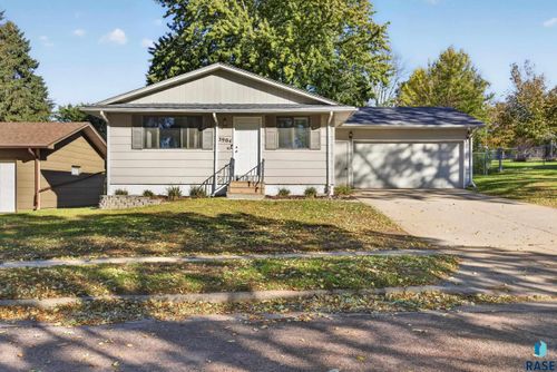 3904 E 28th St Street, Sioux Falls, SD, 57103 | Card Image