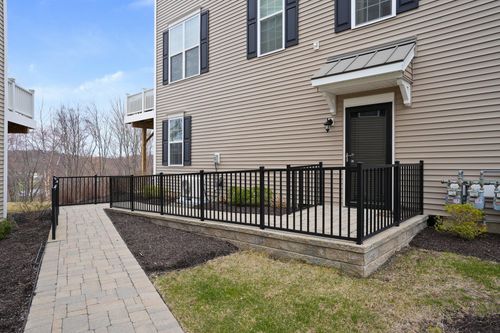 19 Putnam Ln, Danbury, CT, 06810-1515 | Card Image