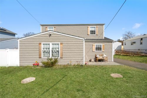 107 Newman St, Patchogue, NY, 11772-2453 | Card Image