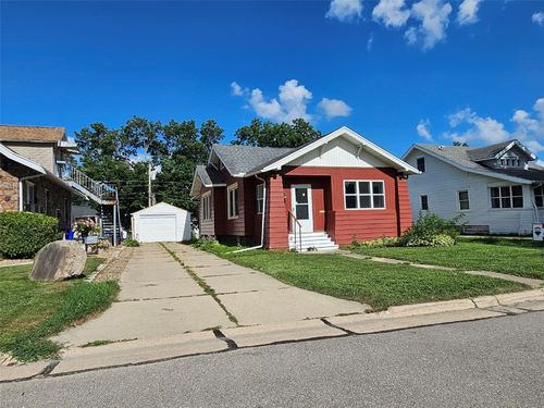 3033 E Ave Ne, Cedar Rapids, IA, 52402-4321 | Card Image