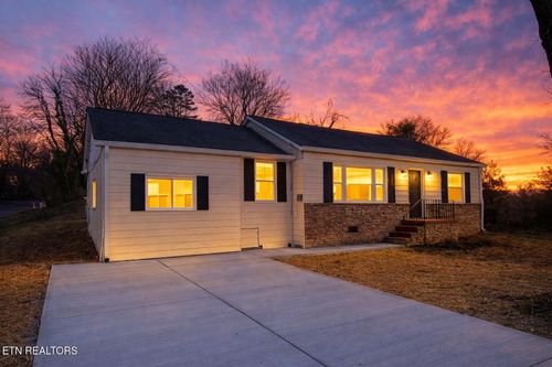 2204 Bradshaw Garden Rd, Knoxville, TN, 37912-5884 | Card Image