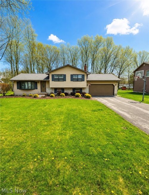 6779 Colleen Dr, Youngstown, OH, 44512-3832 | Card Image