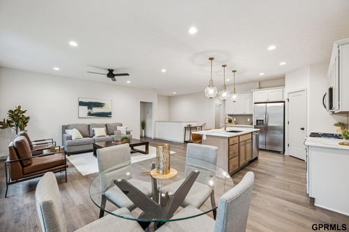 9435 Linwood Pl, Lincoln, NE, 68505-9400 | Card Image