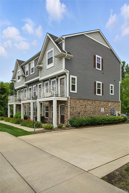 3317 Parkways Blvd, Auburn Hills, MI, 48326-3934 | Card Image