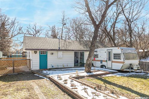111 1st St, Regina Beach, SK, S0G4C0 | Card Image
