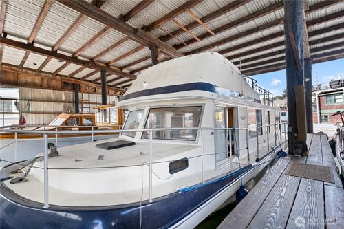 2401 N Northlake Way, Seattle, WA, 98103-9151 | Card Image