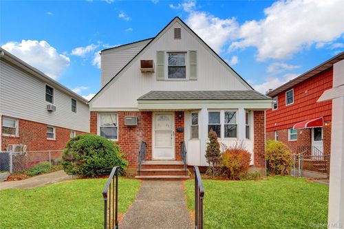 81-25 258th St, Glen Oaks, NY, 11004-1443 | Card Image