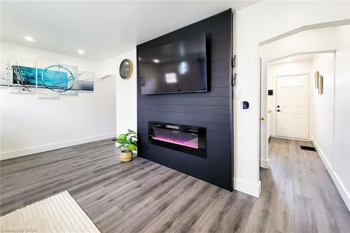 5 Martha St, Hamilton, ON, L8H2B8 | Card Image