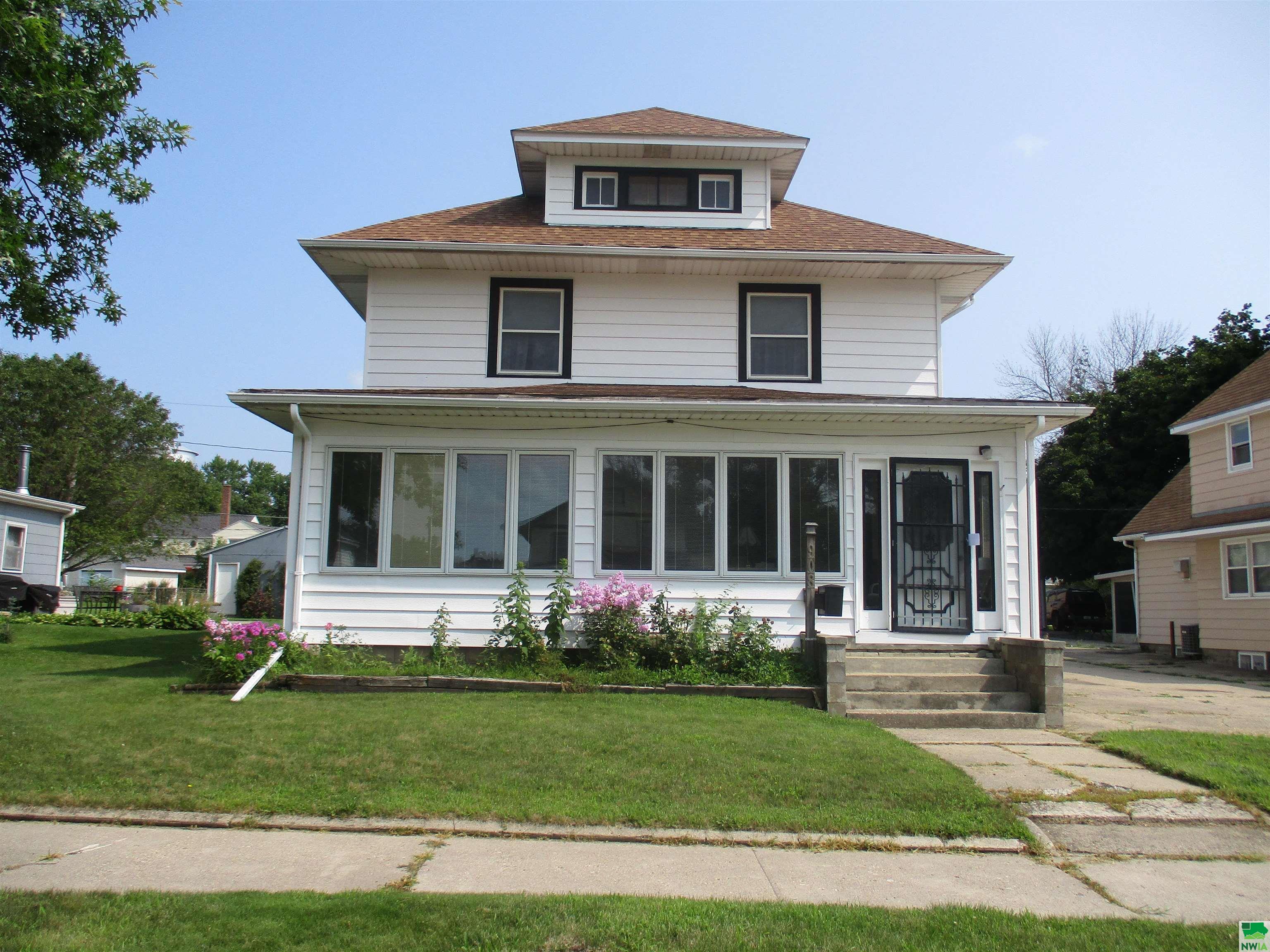 Cedar St, Cherokee, IA 51012