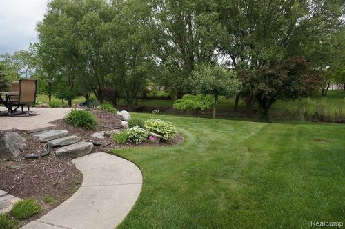 49954 Willowood Dr, Macomb, MI, 48044-1656 | Card Image