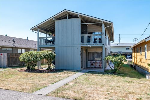 823 8th Ave, Longview, WA, 98632-2109 | Card Image