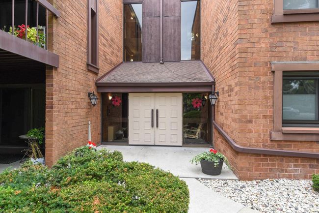 110 - 5200 S Tuckaway Boulevard, Condo with 2 bedrooms, 2 bathrooms and null parking in Greenfield WI | Image 27
