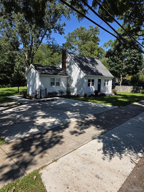 230 Water St, Grass Lake, MI, 49240-9285 | Card Image